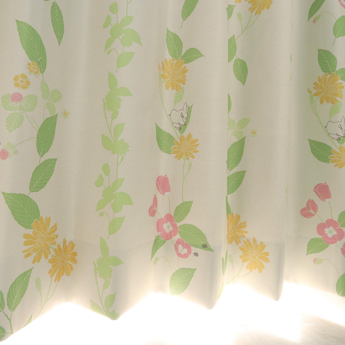 ジブリシリーズ トトロがお花畑に見え隠れしている柄のカーテン ひだまり アイボリー ラグ カーペット通販 びっくりカーペット