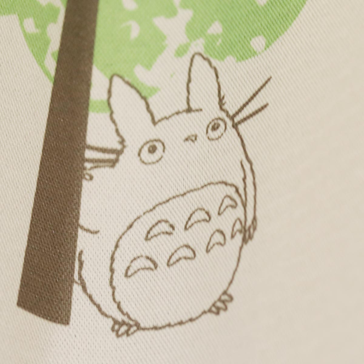 ジブリシリーズ トトロがくすの木にかくれんぼの可愛いカーテン くすの木と風 アイボリー ラグ カーペット通販 びっくりカーペット