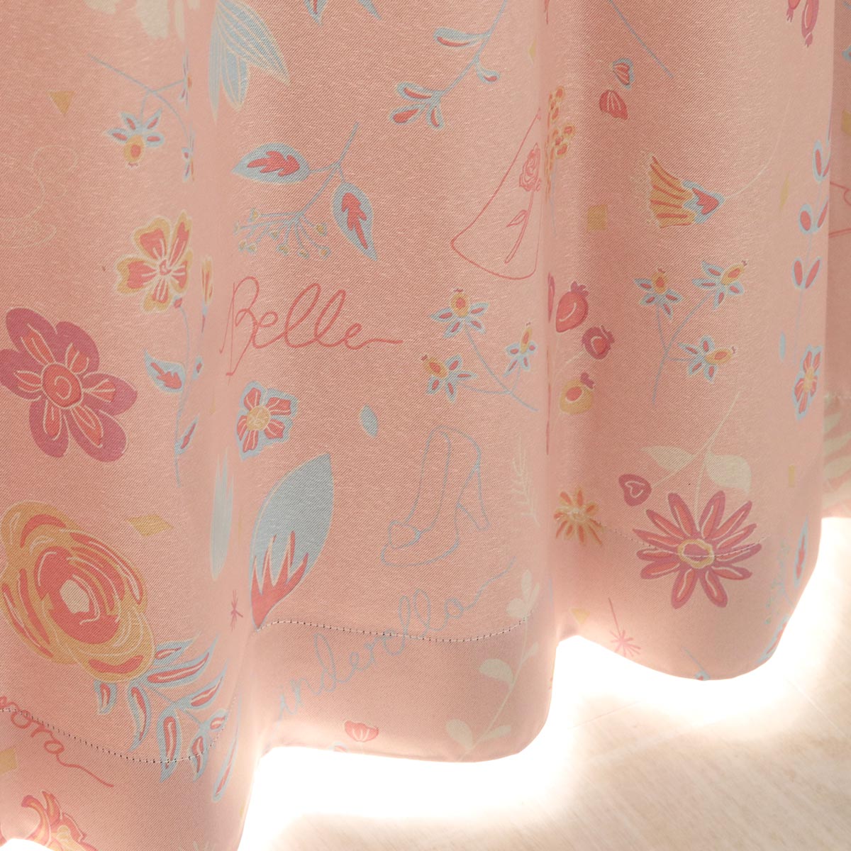 可愛いらしいディズニープリンセス柄デザインカーテン フラワープリンセス ピンク ラグ カーペット通販 びっくりカーペット