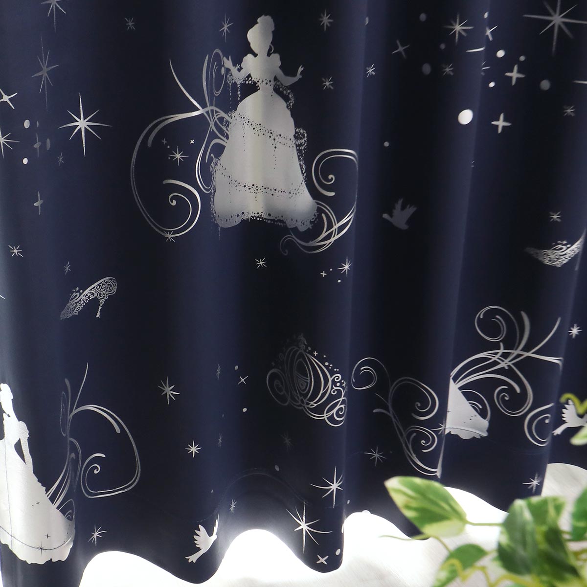 お部屋を楽しく飾る 日本製ディズニー柄遮光カーテン シンデレラ
