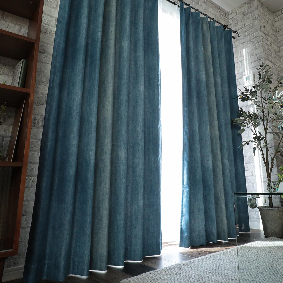ジーンズデザインでクールな空間に！日本製の遮光ドレープカーテン