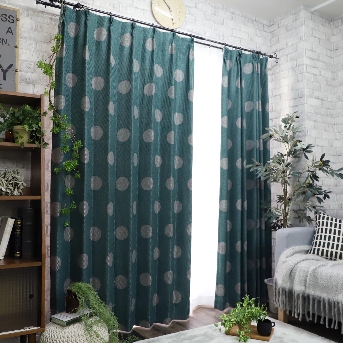 大きな水玉模様がかわいい 遮光 ウォッシャブル 形状記憶カーテン エリプス グリーン ラグ カーペット通販 びっくりカーペット