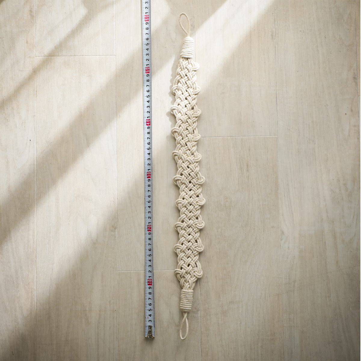 カーテンを束ねる布の名前は タッセル 取り付けの向きやアレンジ方法まとめ ラグ カーペット通販 びっくりカーペット