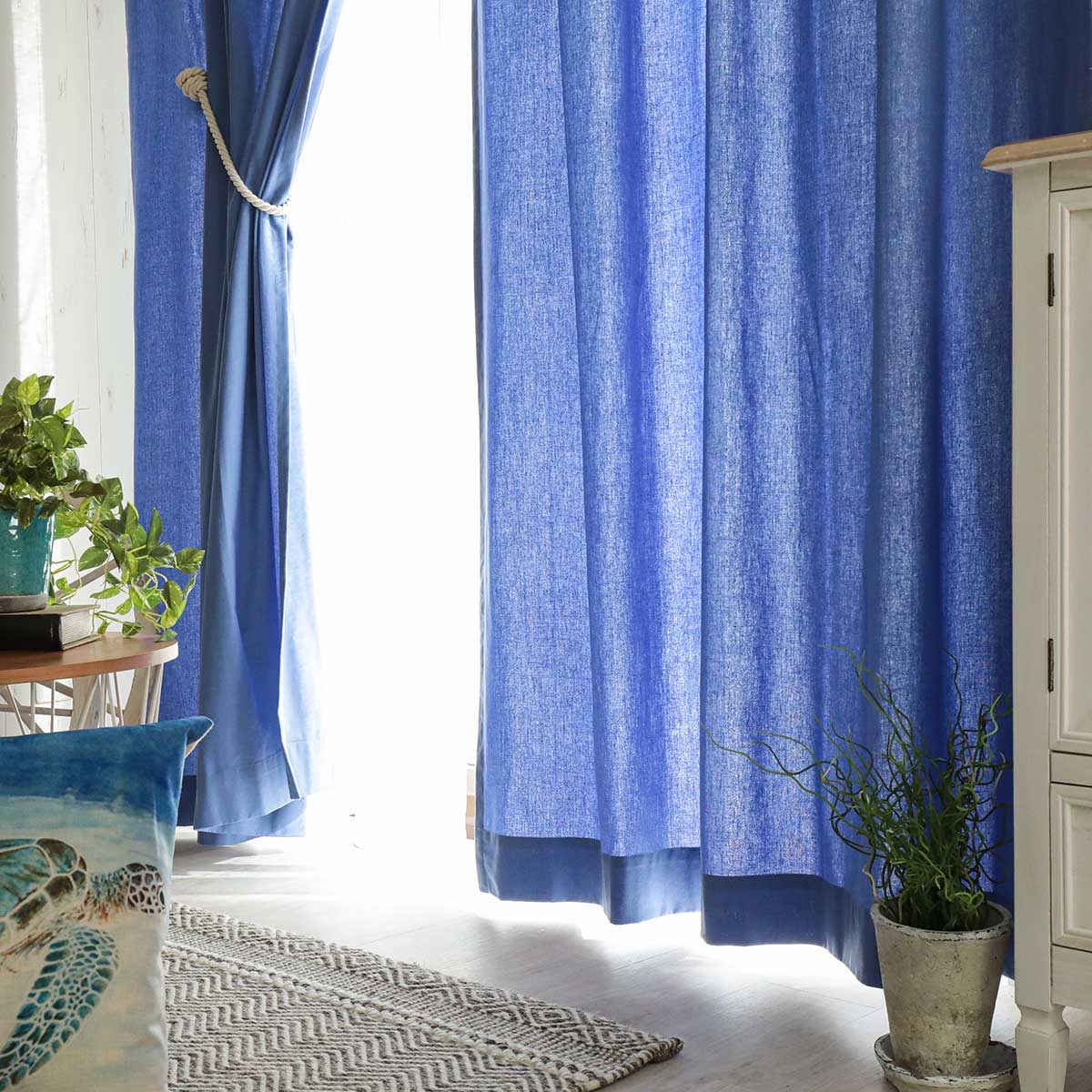 青 ブルー 系のおしゃれカーテン１１選 凛とした大人の部屋コーディネートを大特集 ラグ カーペット通販 びっくりカーペット