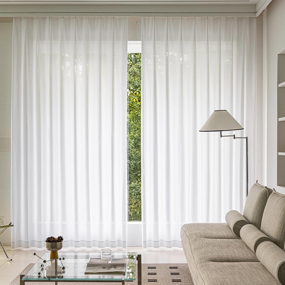 カーテンのかかった部屋のイメージ