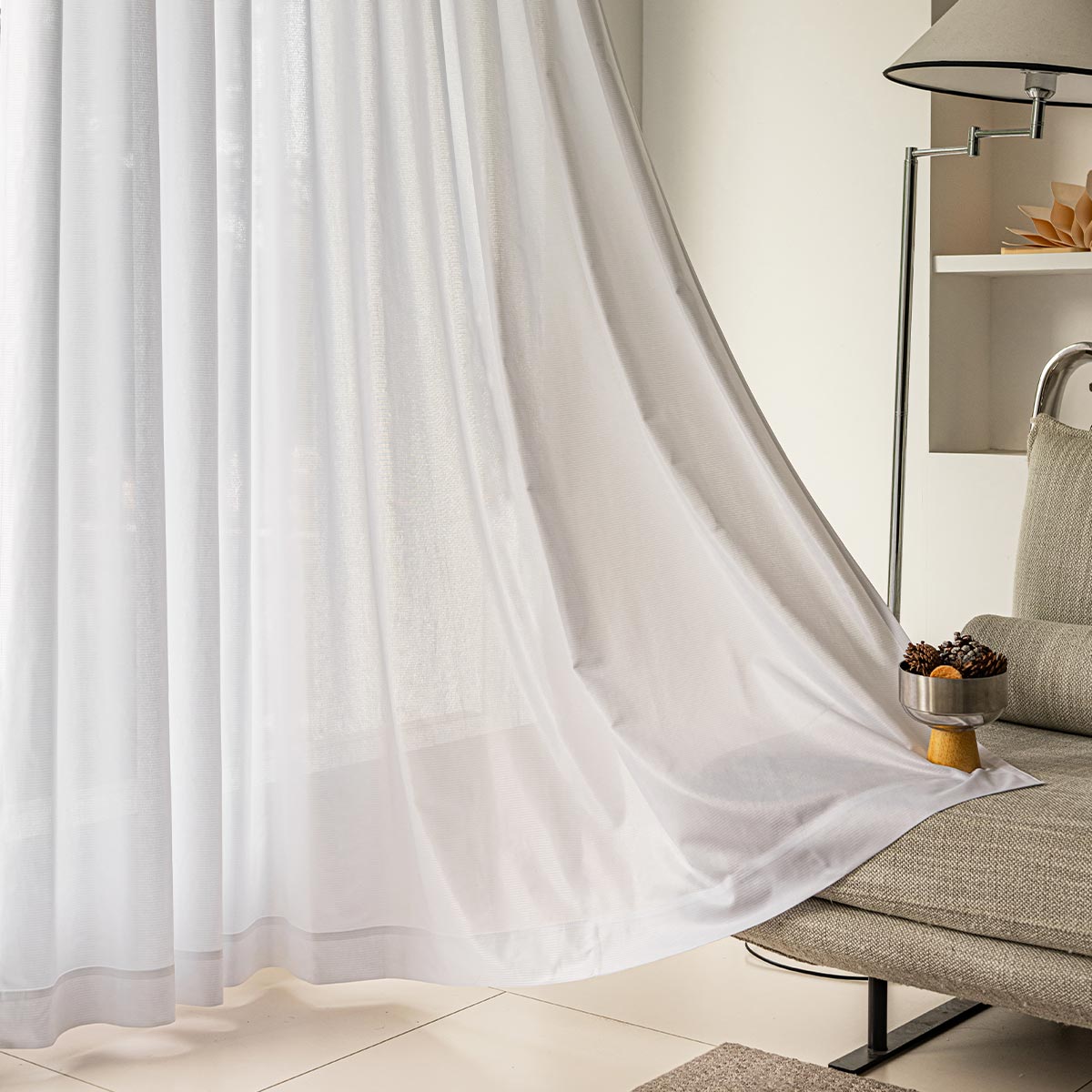 ソファとカーテンのイメージ