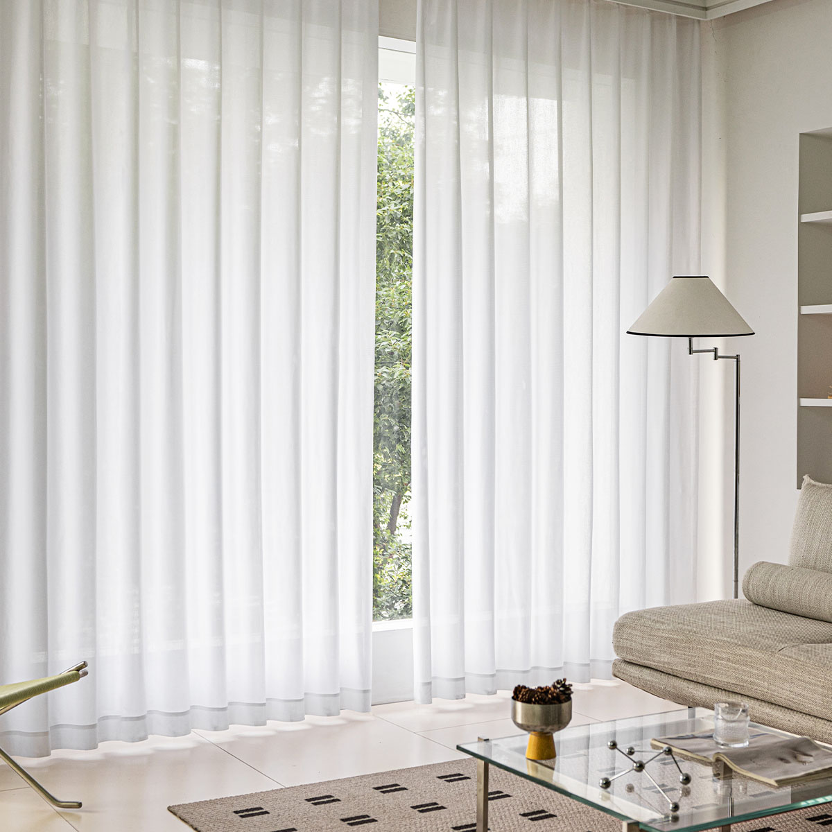 レースカーテンのかかった部屋の全体イメージ