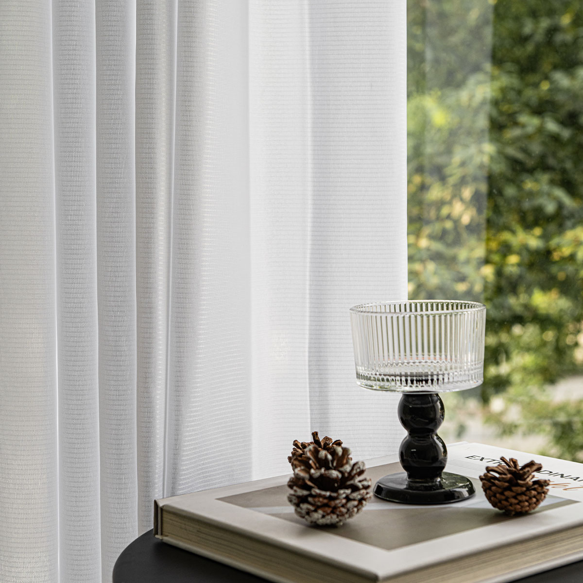 カーテンのかかった部屋の一角のイメージ