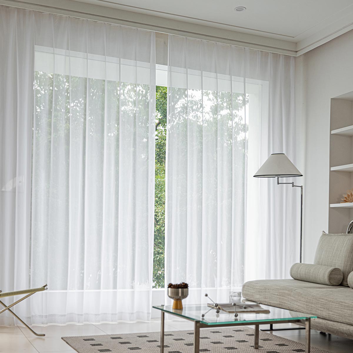 カーテンのかかった部屋のイメージ