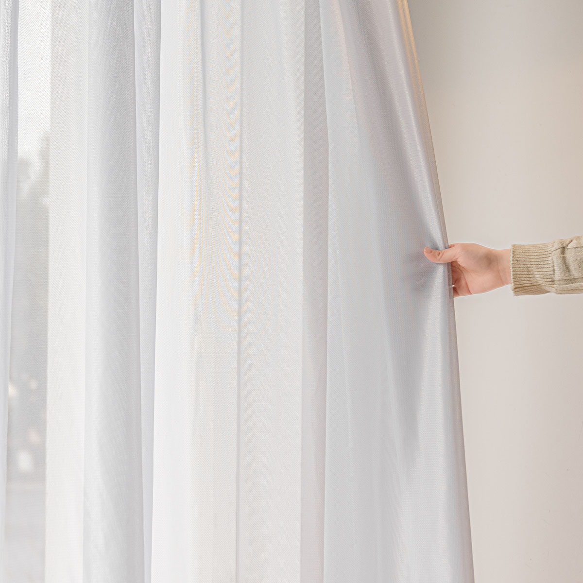 カーテンを広げるイメージ