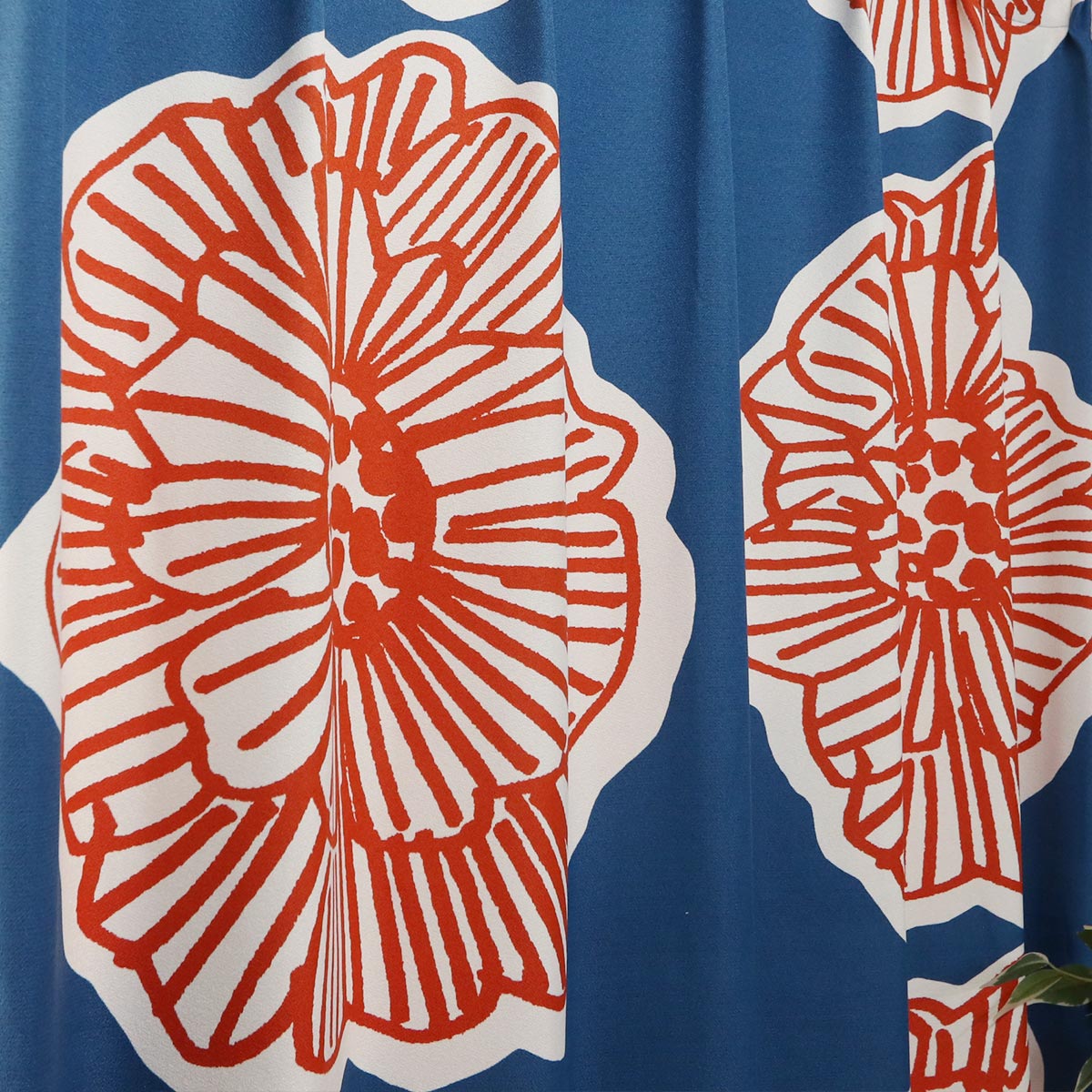 100サイズから選べる お洒落な北欧デザインの大判花柄カーテン ノルディカ ブルー ラグ カーペット通販 びっくりカーペット