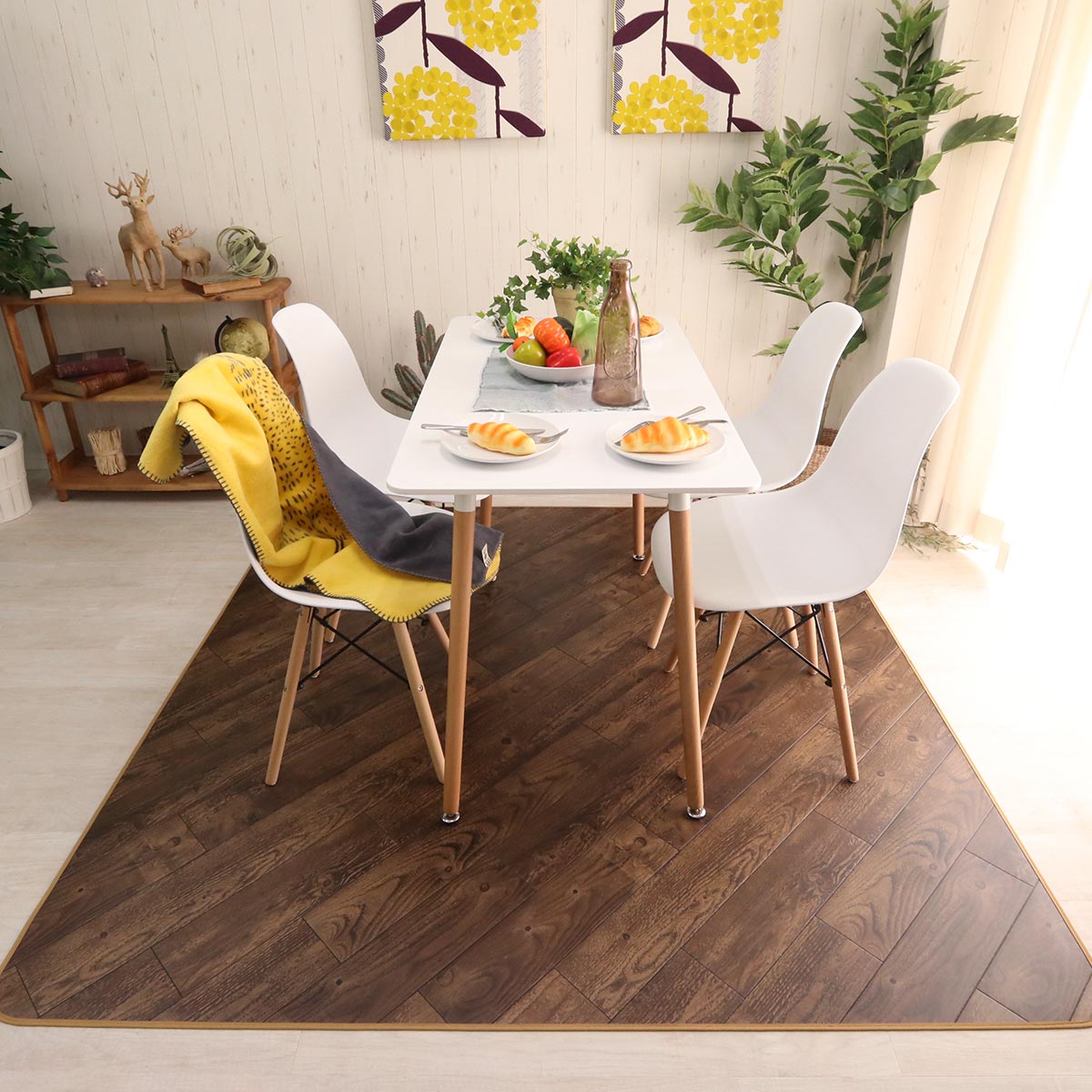 斜めの木目調柄が大胆でおしゃれ 撥水 抗菌ダイニングラグ バイアス ブラウン ラグ カーペット通販 びっくりカーペット