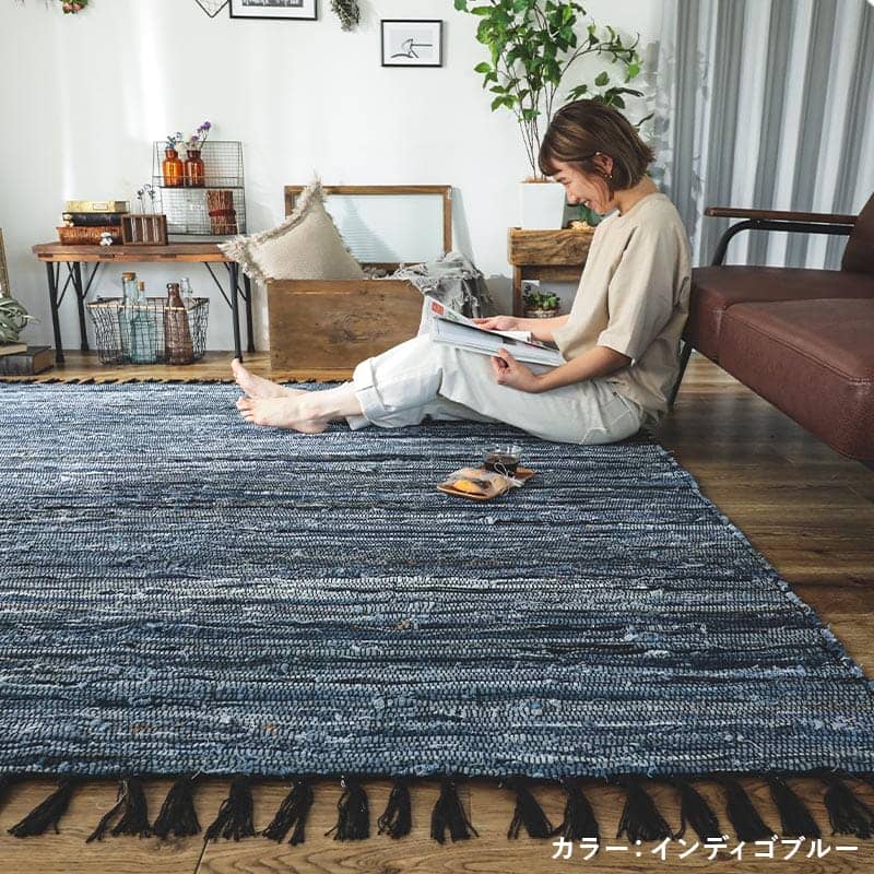 インディゴブルーのラグに座っている様子