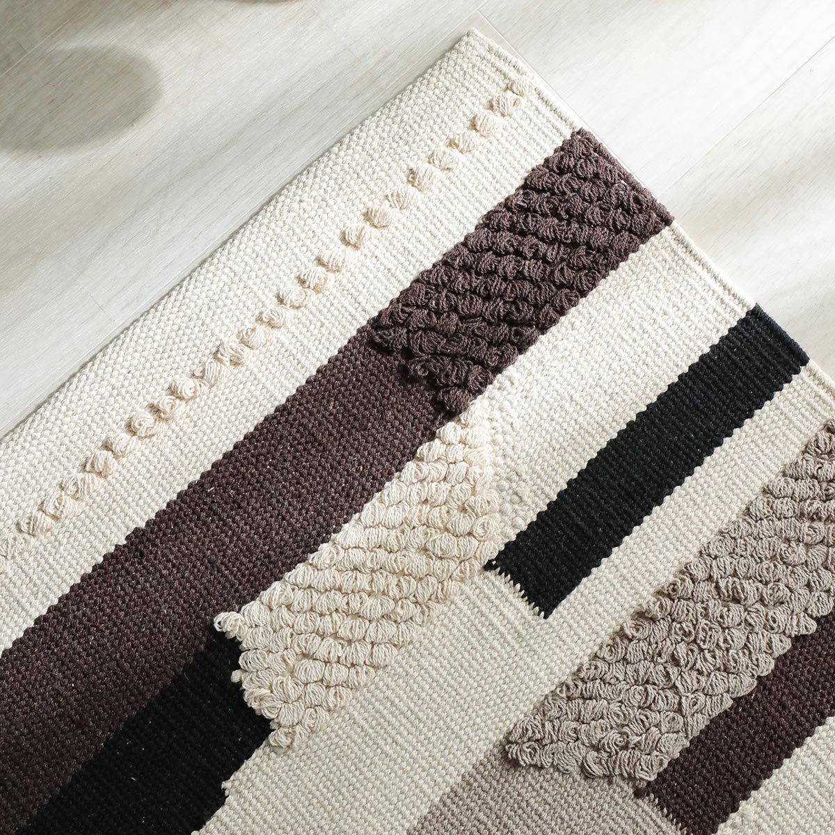 ハンドメイドならではの ナチュラルな雰囲気たっぷりの一枚 モダーニ 玄関マット 約50 80cm ラグ カーペット通販 びっくりカーペット