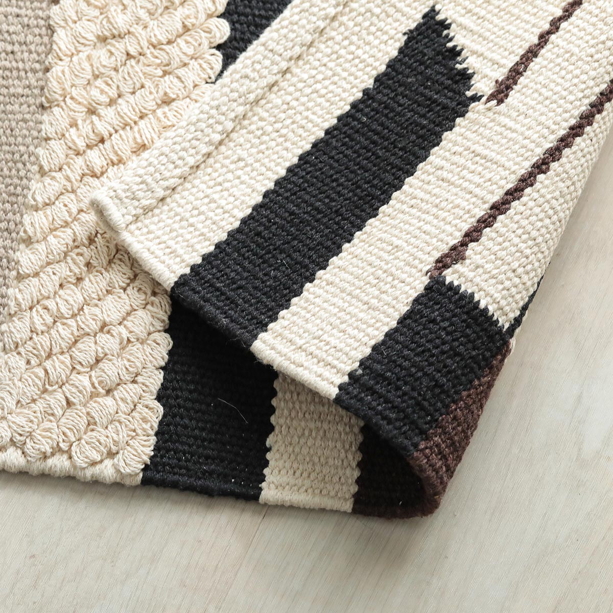 ハンドメイドならではの ナチュラルな雰囲気たっぷりの一枚 モダーニ 玄関マット 約50 80cm ラグ カーペット通販 びっくりカーペット