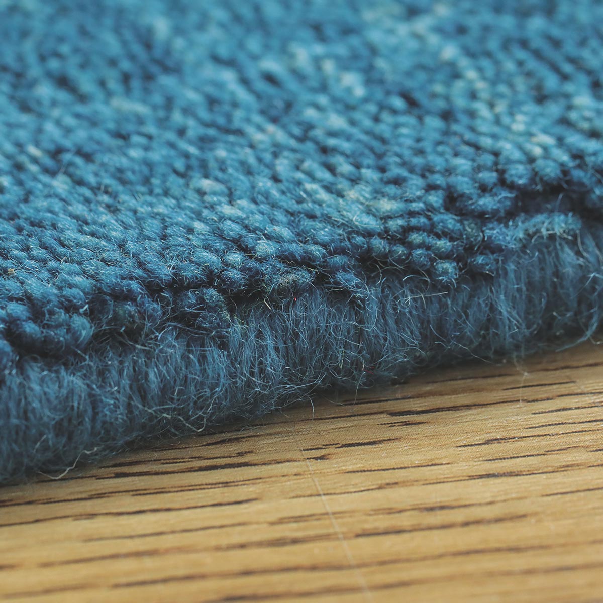 羊毛を硬く織りあげており長く使える高品質。端までふわふわ羊毛仕立て。