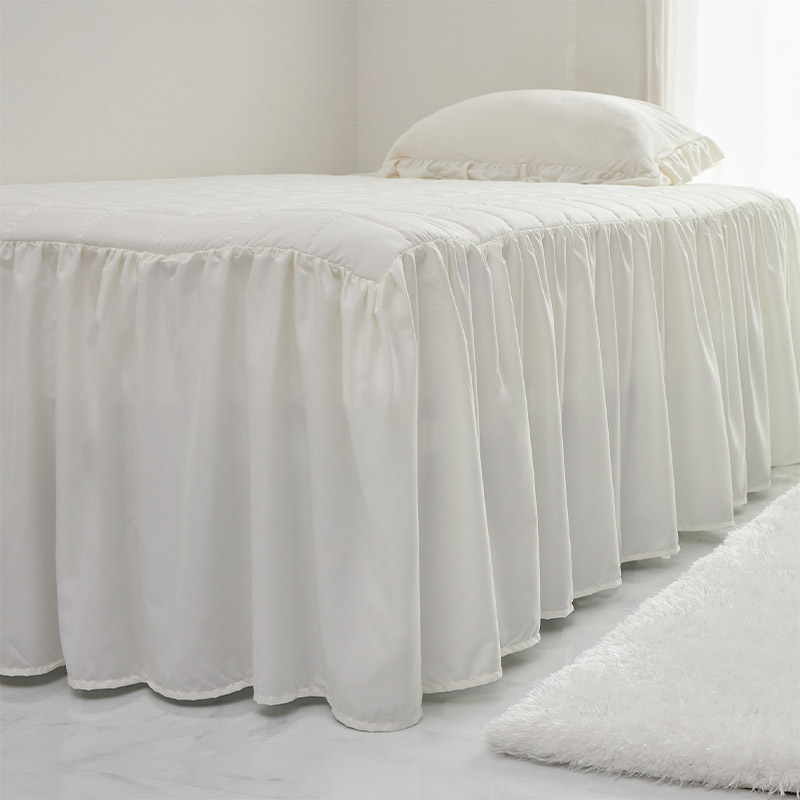 ベッドスカート アイボリーがベッドの下を隠している様子