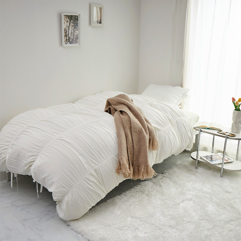 掛け布団カバーと枕カバーをコーディネートしたベッドの斜めからの様子