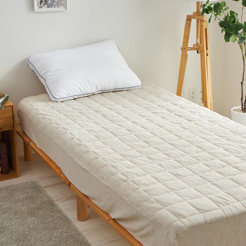 シアーベージュのパッドシーツを斜めから見たイメージ