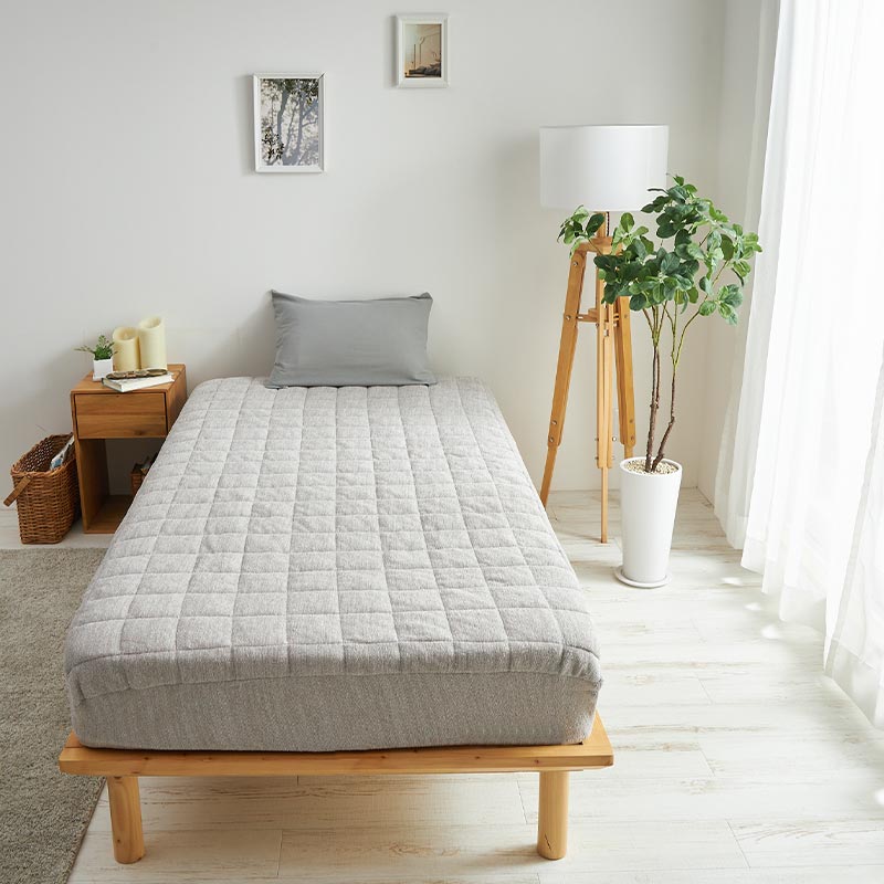 グレージュのパッドシーツを足元側から見た正面イメージ